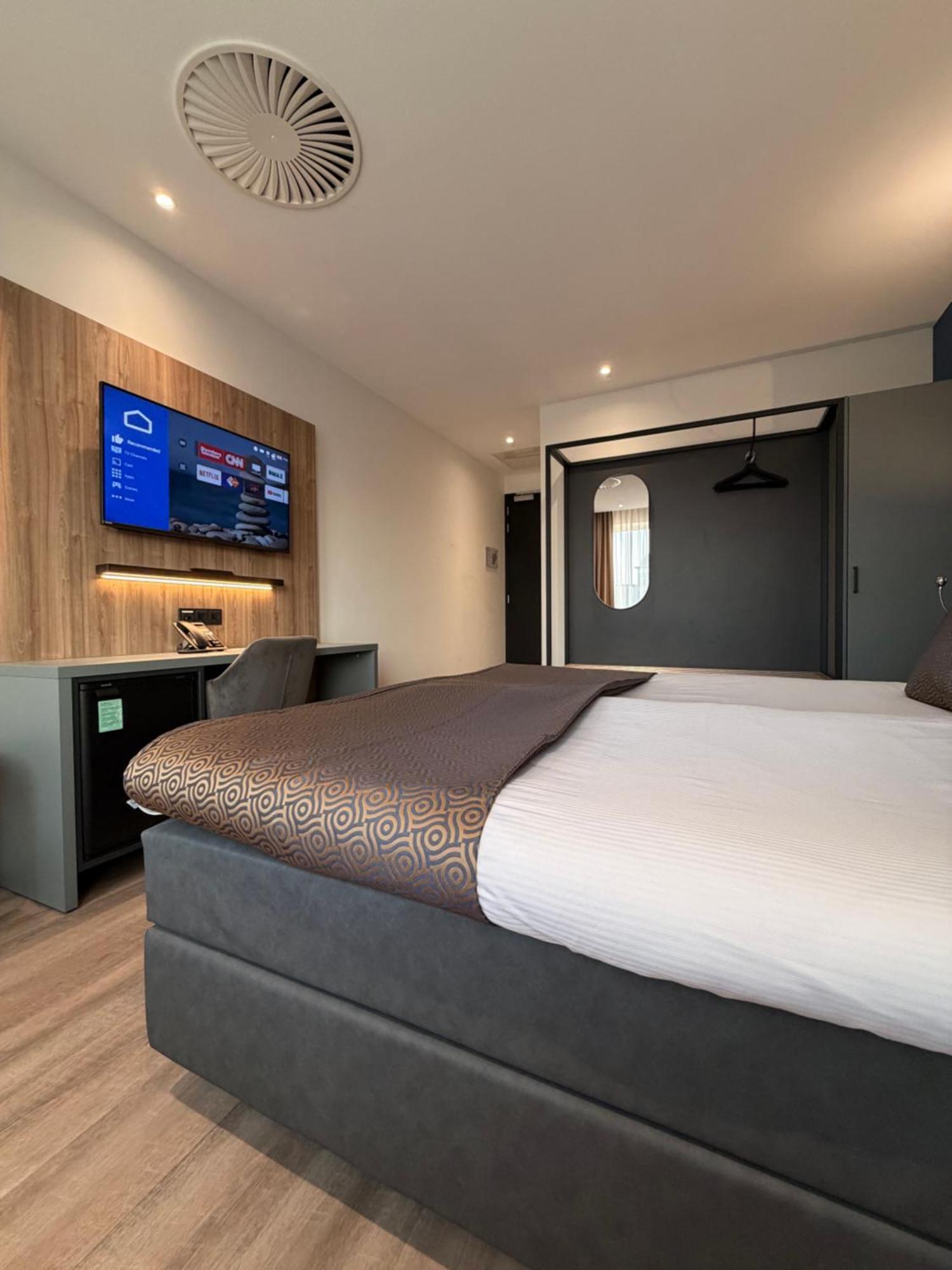 Twin Room,1757153351:JPEG